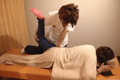 新宿で骨盤矯正と慢性痛ケアを行う女性専用整体院キュアベル。完全個室のプライベート空間で、女性特有の身体の悩みに寄り添う専門的な施術風景。